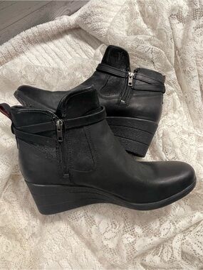 Ugg Emalie Black Leather Wedge Ankle Boots size 10